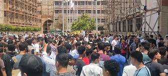 طلاب جامعة الزقازيق يحتجون للمطالبة بمحاسبة المسؤولين عن وفاة زميلتهم روان ناصر